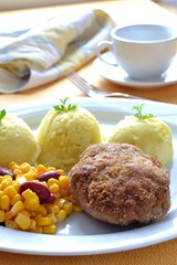 kotlet mielony z ziemniakami i kukurydzą