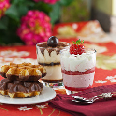 Kaffee-Schokolade- und Erdbeer-Tiramisu mit Schoko-Waffeln