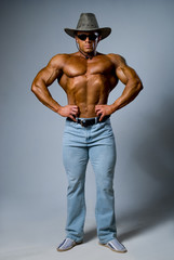 Naklejka premium Muscular male in a hat and sunglasses