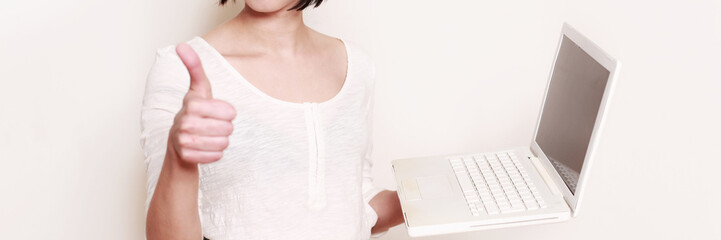junge Frau mit Laptop