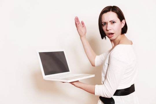 junge Frau mit Laptop