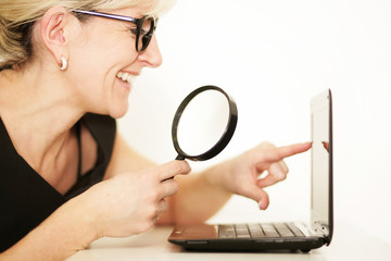 hübsche Frau mit Laptop
