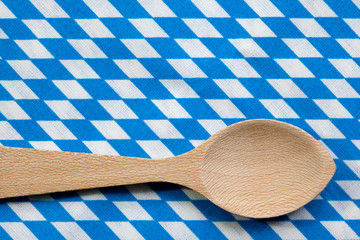 Antiker Kochlöffel aus Holz mit Hintergrund blau weiß