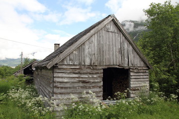 Fototapeta na wymiar Architektury wiejskiej w Oldendalen dolinie, Stryn, Norwegia.