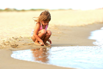 Fototapeta na wymiar Dziewczyna na morzu