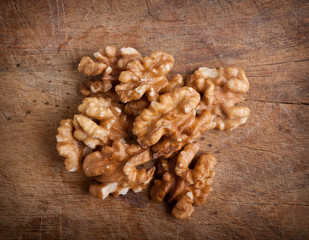 Obraz premium Walnuts on wooden background