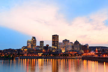 Fototapeta na wymiar Montreal nad rzeką o zachodzie słońca