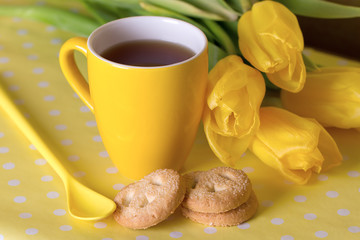 Obraz na płótnie Canvas Yellow cup of tea