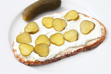 Quarkbrot mit Gurke