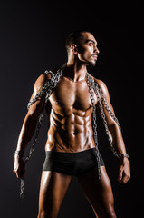 Fototapeta na wymiar Muscular man z łańcucha na czarnym tle