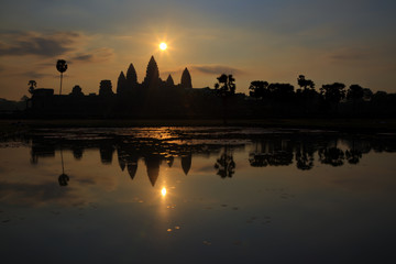Naklejka premium Sunrise over Angkor Wat