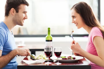 Photo sur Aluminium Restaurant Couple en train de manger au restaurant