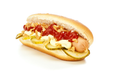 Dänischer Hot Dog mit Gurken und Röstzwiebeln