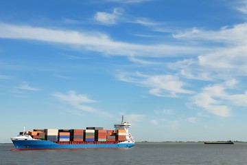 Containerschiff unter blauem Himmel