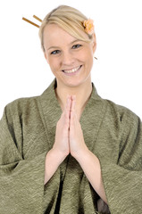 Freundliche junge Frau im Kimono
