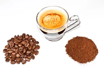 Fotobehang Kaffeebohnen, Kaffeepulver und ein Espresso © Angela Rohde
