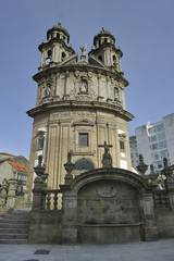 Fototapeta na wymiar Stare miasto w Pontevedra, w Peregrina kościół i wieża