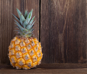 Babyananas mit Holzhintergrund II