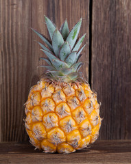 Babyananas mit Holz-Hintergrund I