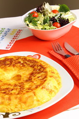 Tortilla española de patatas con ensalada