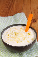 Salsa de yogur y cebolla