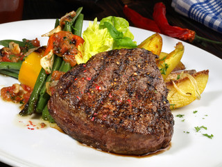 Steak mit Kartoffelecken und Gemüse