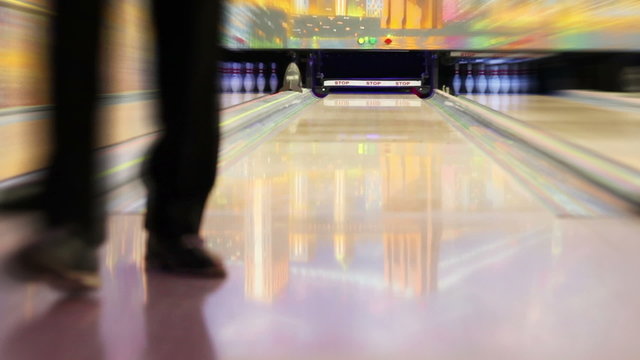 HD :  Professional bowling player hits last Pin