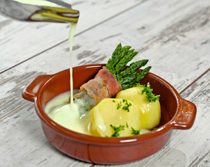 Grüner Spargel im Speckmantel