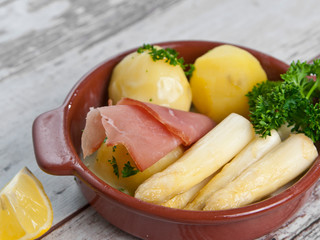 Weißer Spargel mit Schinken und Kartoffeln