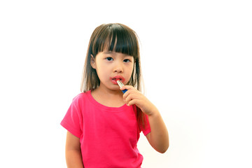 Fototapeta premium 化粧を楽しむ女の子