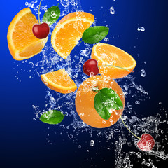 Oranges et cerises fraîches dans les éclaboussures d& 39 eau