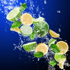 Crédence de cuisine en verre imprimé Éclaboussures deau Limes aux citrons dans les éclaboussures d& 39 eau