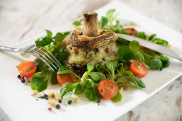Mit Kartoffelstampf gefüllter Champignon auf Feldsalat