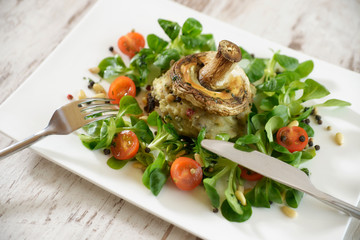 Kartoffelstampf in einem Champignon
