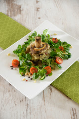 Mit Kartoffelstampf gefüllter Champignon