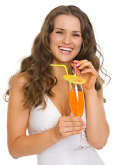 Obraz premium Portrait of happy young woman in swimsuit with cocktail
