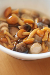 ciotola di funghi sotto olio