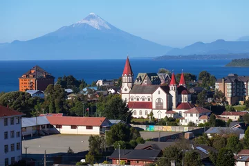 Selbstklebende Fototapeten View of the city Puerto Varas, llanyauihue Lake, Chile © sunsinger