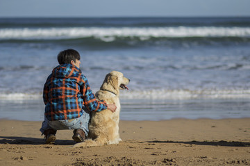 Chica con perro en la playa