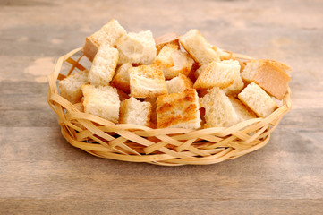 croutons in bascet