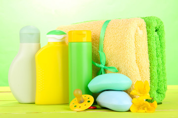 Obraz na płótnie Canvas Kosmetyki dla dzieci, mydło i ręczniki