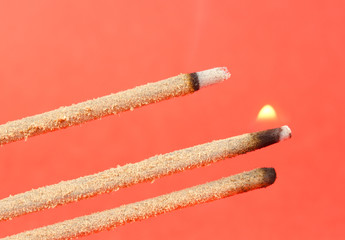 brennende Räucherstäbchen, makro