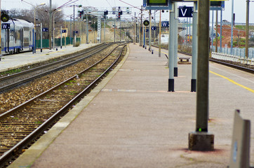 Obraz premium quai de gare et voie ferrée