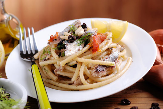 maccheroni con alici, uvetta e pinoli