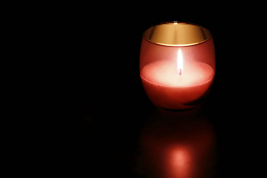 Rote Kerzenglas bei Nacht