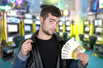 Beau garçon dans un casino.