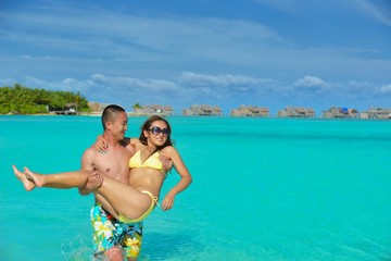 Fototapeta na wymiar szczęśliwej pary młodych korzystających z latem na plaży