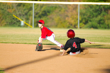 Obraz premium Little league player getting an out