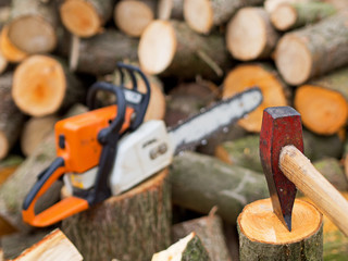 Werkzeug zum Kaminholz machen