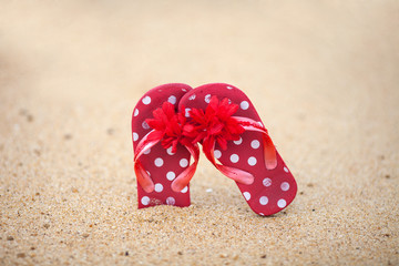 sandalias en la playa